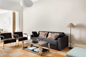 TV - Churchill Manor 4BR&2Baths by Daniel&Jacob's (København)