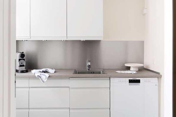 Fridge, oven, stovetop, dishwasher