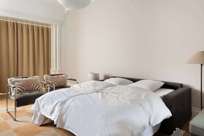 4 bedrooms, iron/ironing board, WiFi, bed sheets