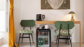 Habitació doble Deluxe, vistes a la ciutat | Caixa forta a l'habitació i escriptori
