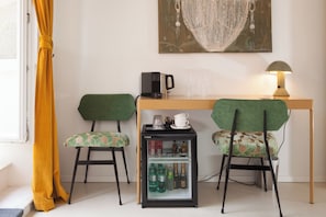 Habitació doble Deluxe, vistes a la ciutat | Caixa forta a l'habitació i escriptori
