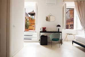 Kamar Double Superior, pemandangan kota | Brankas, meja kerja, ruang kerja ramah laptop, dan tirai kedap cahaya