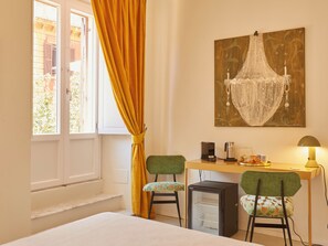 Deluxe tweepersoonskamer, uitzicht op de stad | Een kluis op de kamer, een bureau, een laptopwerkplek