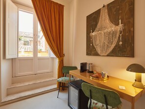 Habitació doble Deluxe, vistes a la ciutat | Caixa forta a l'habitació i escriptori 