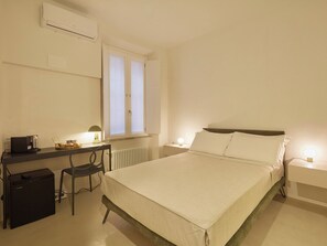 Chambre classique, vue sur la cour intérieure | Coffre-fort, bureau, espace de travail pour ordinateurs portables