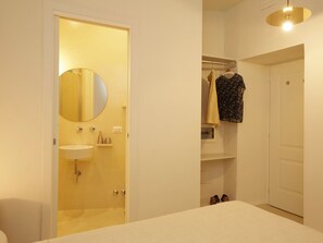 Classic Room, Courtyard View | In-room safe, desk, laptop workspace, blackout drapes - Ripagrande a Trastevere (Rome)