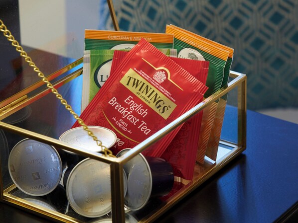 A glass display case containing Twinings English Breakfast Tea packets and tea tins. - Ripagrande a Trastevere (Rome)