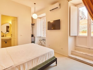 Deluxe Double Room, City View | In-room safe, desk, laptop workspace, blackout drapes - Ripagrande a Trastevere (Rome)