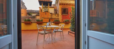 Dobbeltværelse til 1 person - byudsigt | Terrasse/gårdhave