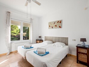 4 camere, una scrivania, accesso a Internet