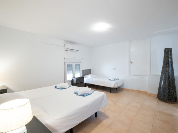 4 bedrooms, desk, internet