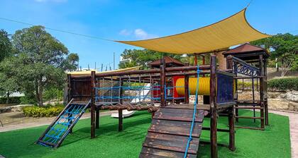 4-bedroom House in Manta with WiFi, AC. Security 24/7