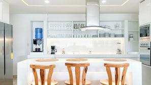 Private kitchen - 4-bedroom House in Manta with WiFi, AC. Security 24/7 (Manta)