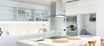 4-bedroom House in Manta with WiFi, AC. Security 24/7