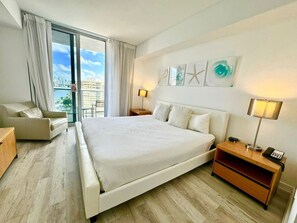 1 chambre, bureau, fer et planche à repasser, lit parapluie