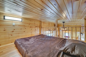 Desk, WiFi, bed sheets - Steps to Marina & Beach: Couple’s Cottage in Pepin (Pepin)