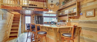 Steps to Marina & Beach: Couple’s Cottage in Pepin
