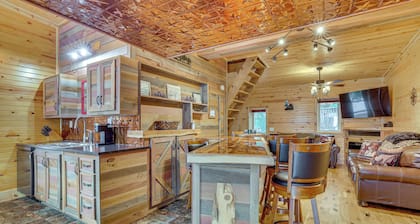 Steps to Marina & Beach: Couple’s Cottage in Pepin