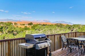 Outdoor dining - 5 Mi to Arches NP: Canyon-View Hideaway w/ Deck! (Moab)
