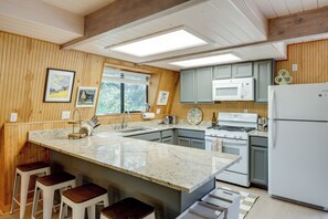 Réfrigérateur, micro-ondes, plaque de cuisson, cafetière/bouilloire