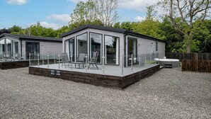 Cottage | Terrace/patio - Paddock Lodges Deluxe 2 Bed Chalet (Perth)
