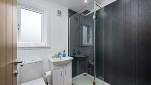 Cottage | Bathroom - Paddock Lodges Deluxe 2 Bed Chalet (Perth)