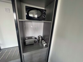 1 habitación, caja de seguridad en la habitación y escritorio 