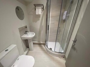 Een douche, gratis toiletartikelen, een haardroger, handdoeken