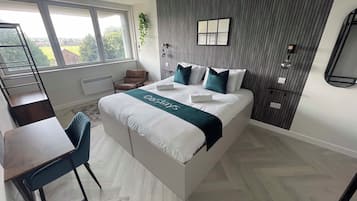 Standaard kamer, 1 tweepersoonsbed (Double Studio) | 1 slaapkamer, een laptopwerkplek, een strijkplank/strijkijzer