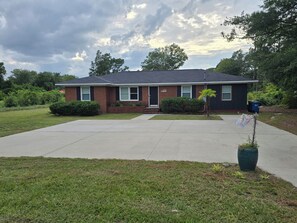 Exterior - Beside UNCW- 4-bedroom, 2 full bath house- minutes from Wrightsville Beach!! (Wilmington)