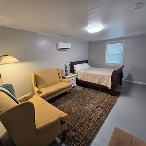 4 bedrooms, iron/ironing board, WiFi, bed sheets - Beside UNCW- 4-bedroom, 2 full bath house- minutes from Wrightsville Beach!! (Wilmington)