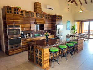 Réfrigérateur, micro-ondes, four, lave-vaisselle