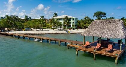 4BR Full-Floor Luxury SeaView Penthouse: Sleeps 11