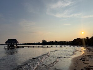 På stranden
