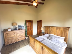 4 chambres, fer et planche à repasser, lit parapluie, Wi-Fi gratuit