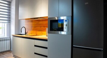 Refrigerador con freezer, microondas, horno, placa de cocina