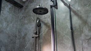 Shower, free toiletries, hair dryer, slippers - SingKolSuites (Bishkek)