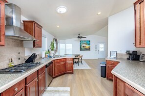 Jääkaappi, mikroaaltouuni, uuni, liesi