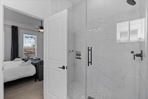 Een douche, een haardroger, handdoeken