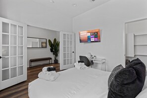 4 slaapkamers, een strijkplank/strijkijzer, reisbedje, gratis wifi