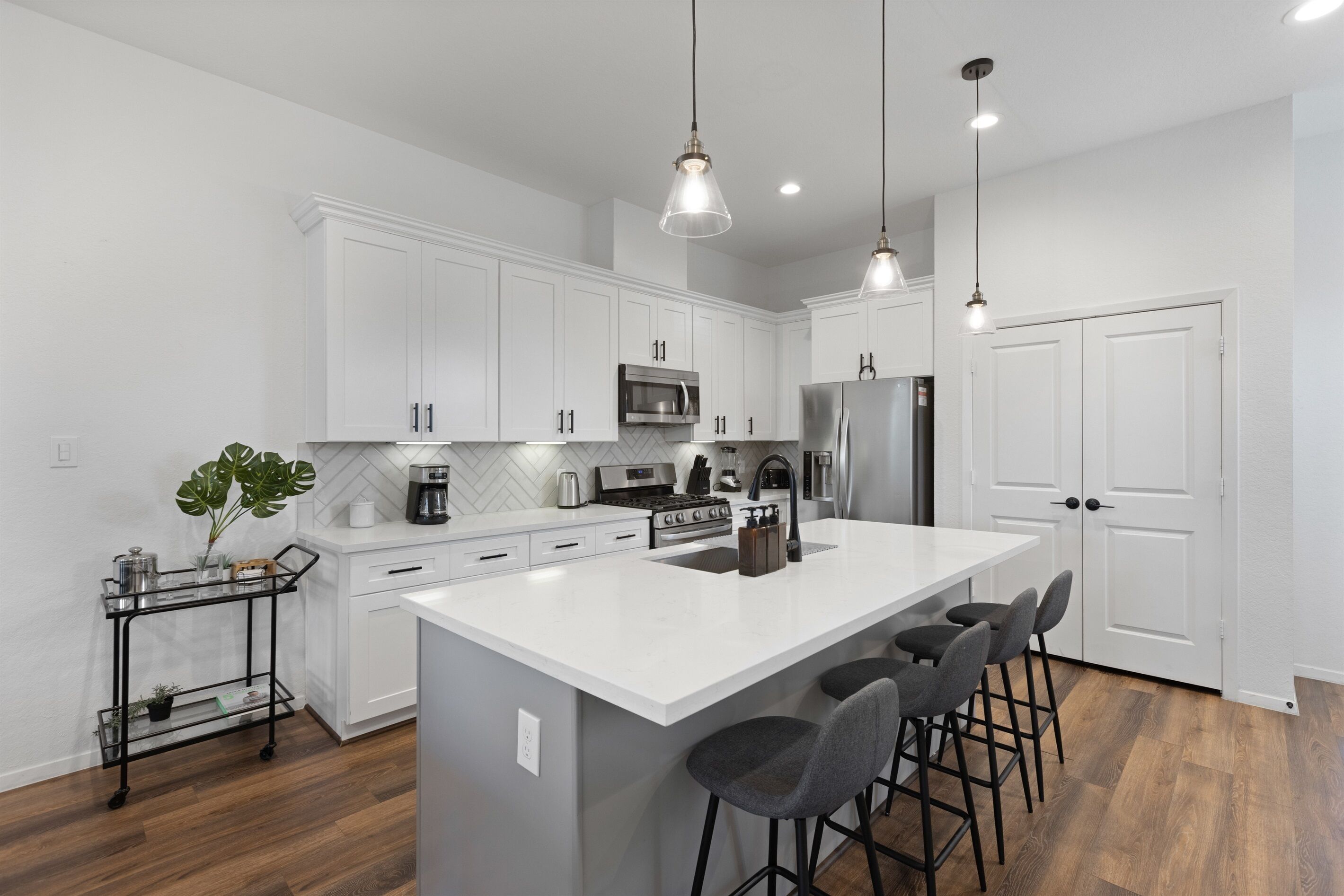 Een koelkast, een magnetron, een oven, een kookplaat