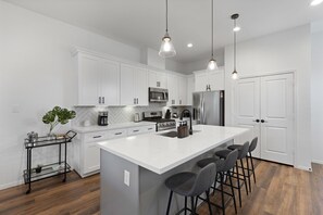 Fridge, microwave, oven, stovetop - 4BR Houston Home | Sleeps 10 | Near Downtown (Houston)