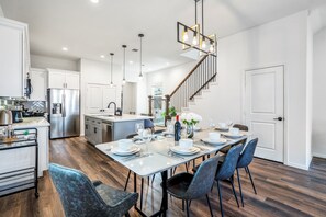 Fridge, microwave, oven, stovetop - 4BR Houston Home | Sleeps 10 | Near Downtown (Houston)