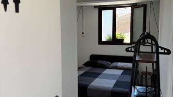 1 camera, ferro/asse da stiro, lenzuola