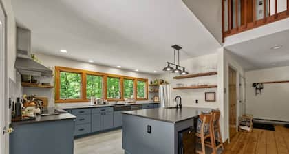 The Summerwood Hideout | Mins to Downtown! • Pool