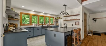 The Summerwood Hideout | Mins to Downtown! • Pool