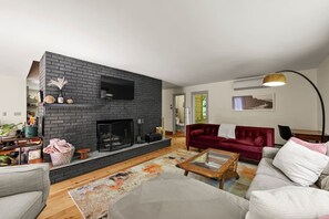 TV connectée, cheminée, livres