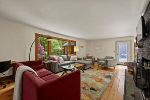 Smart-tv, een open haard en boeken