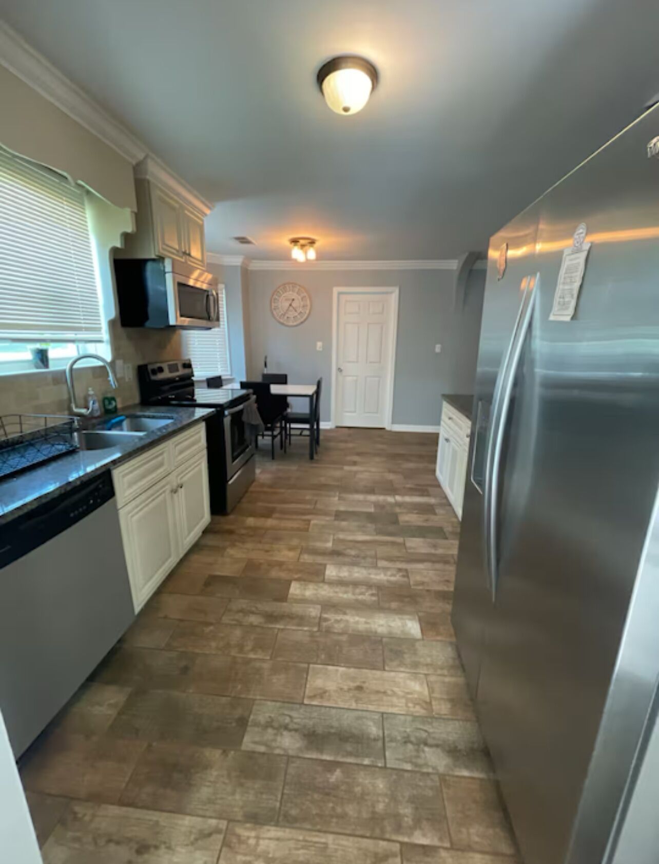 Microondas, horno, placa de cocina y lavavajillas