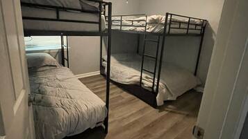 Silitysrauta/-lauta, ilmainen Wi-Fi, vuodevaatteet